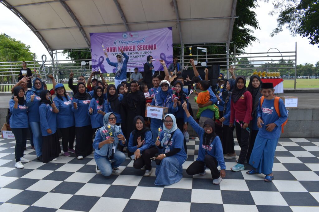 Relawan dan keluarga besar Yayasan Embun Surga Purworejo berfoto bersama saat peringatan Hari Kanker Sedunia 2025.